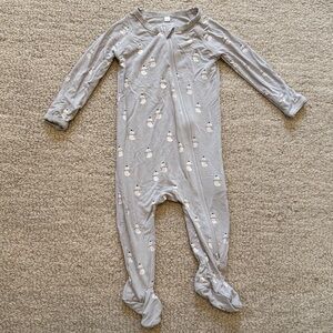 Quincy Mae Light Gray Kids snowman Footie 3-6 months